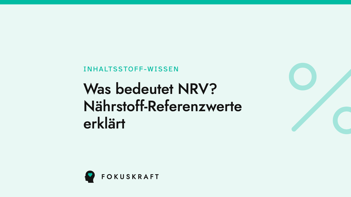 Artikel-Cover: Was bedeutet NRV? Nährstoff-Referenzwerte erklärt. Typografische Grafik aus dem FOKUSKRAFT Wissensbereich, Rubrik Inhaltsstoff-Wissen.