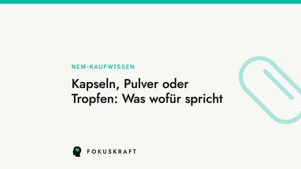 Artikel-Cover aus dem FOKUSKRAFT Wissensbereich, Rubrik NEM-Kaufwissen, mit dem Titel des Beitrags zu Kapseln, Pulver und Tropfen als Darreichungsformen.